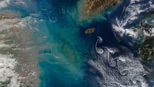 Un panache sous-marin géant explose dans une « rue » de nuages tourbillonnants dans la mer de Chine orientale — La Terre vue de l'espace