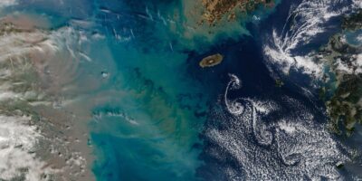Un panache sous-marin géant explose dans une « rue » de nuages ​​tourbillonnants dans la mer de Chine orientale — La Terre vue de l&rsquo;espace