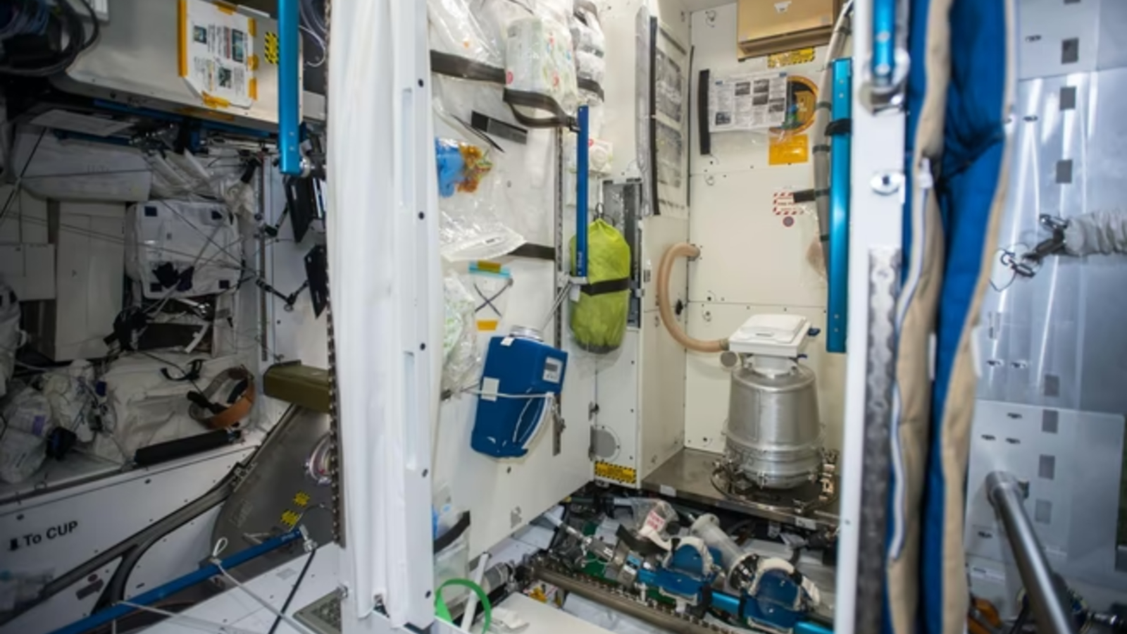 Une photo des toilettes à bord de l'ISS