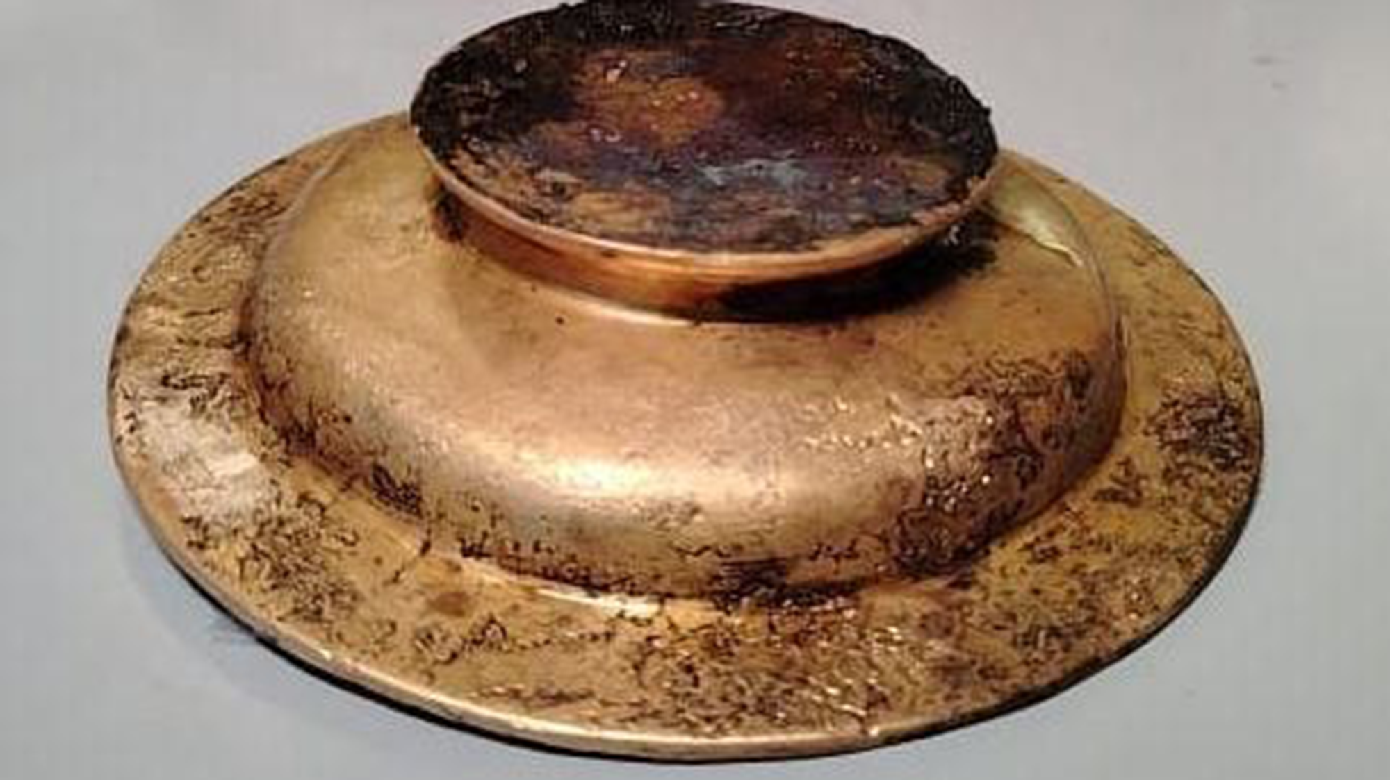 Une plaque en bronze