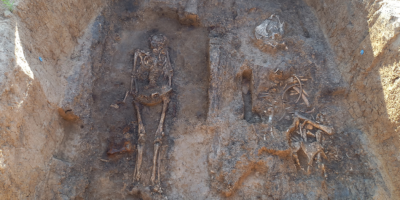 Des archéologues déterrent un noble médiéval enterré avec son cheval et son chien dans une tombe en bois rare en Russie