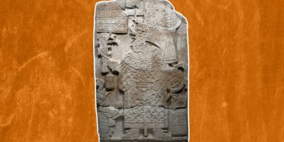 Face avant d&rsquo;une stèle : une sculpture vieille de 1 300 ans représentant une puissante « Dame suprême du seigneur de guerre » maya qui pèse plus de 2 tonnes.