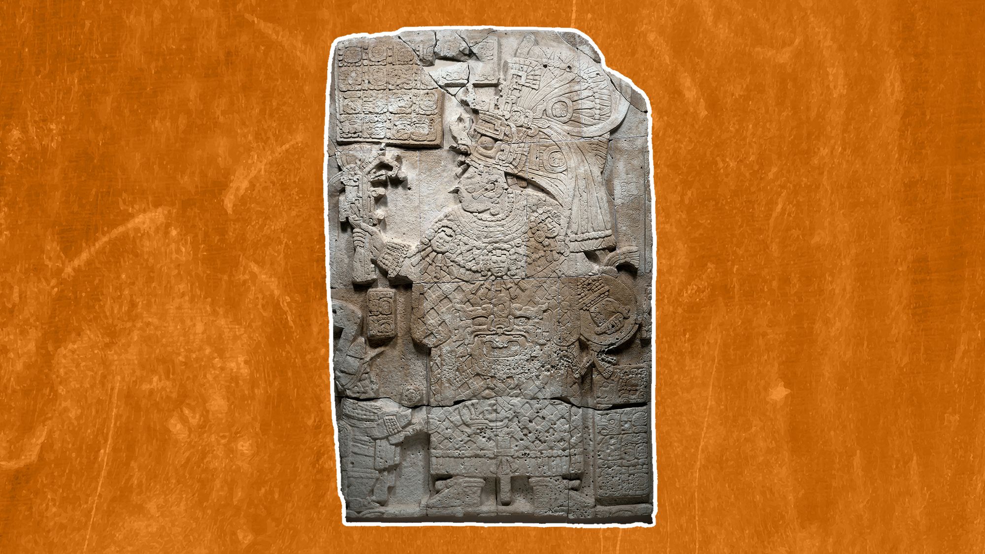 Face avant d'une stèle : une sculpture vieille de 1 300 ans représentant une puissante « Dame suprême du seigneur de guerre » maya qui pèse plus de 2 tonnes.