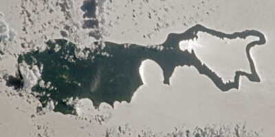 Une astuce rare avec la lumière du soleil transforme une île du Pacifique en une « loupe » argentée géante — La Terre vue de l&rsquo;espace