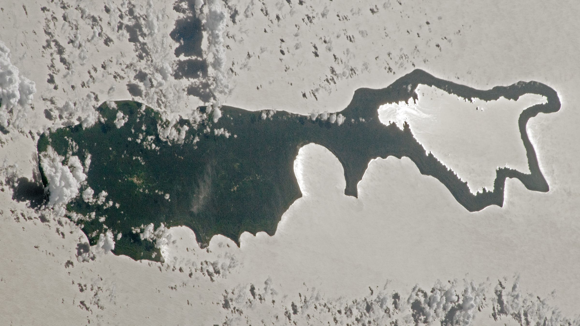 Une astuce rare avec la lumière du soleil transforme une île du Pacifique en une « loupe » argentée géante — La Terre vue de l'espace
