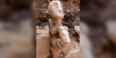 « Contrairement à tout ce qui a été vu auparavant » : des archéologues ont découvert une statue unique, vieille de 11 000 ans, représentant une personne chevauchant un léopard, provenant de l&rsquo;une des premières colonies du monde.