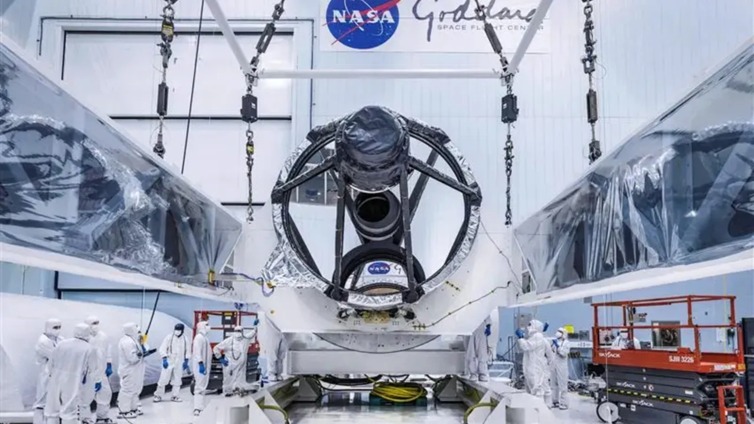 Photo du télescope de Roman placé dans le télescope dans une salle blanche de la NASA
