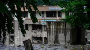 Les inondations dévastatrices au Népal ont été déclenchées par l'effondrement du glacier, selon les experts – et d'autres glissements de terrain risquent de se produire.
