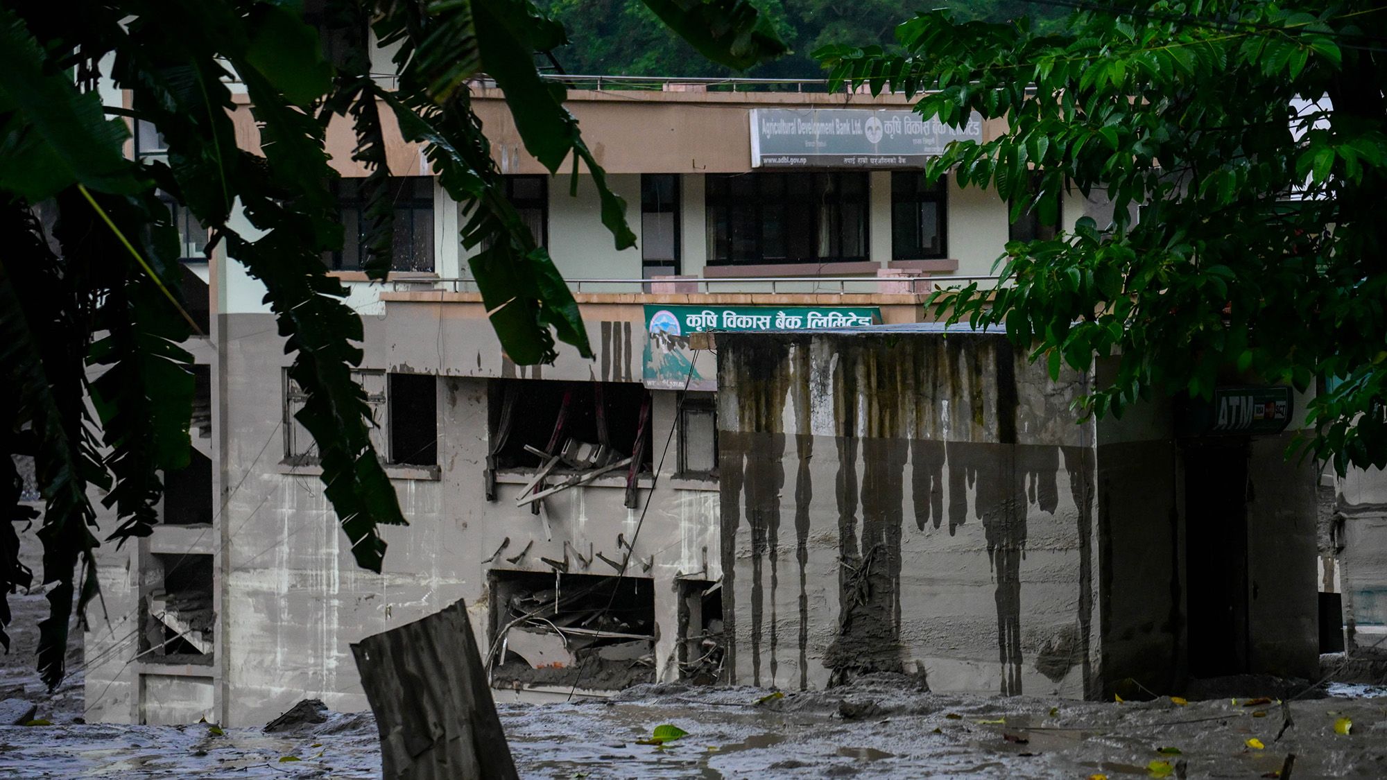 Les inondations dévastatrices au Népal ont été déclenchées par l'effondrement du glacier, selon les experts – et d'autres glissements de terrain risquent de se produire.