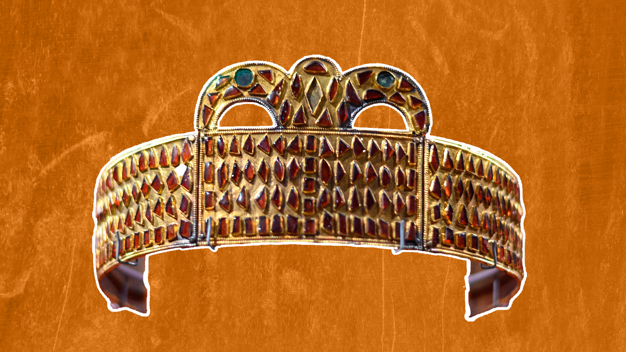 Couronne de Kertch : un diadème en or orné de pierres précieuses vieux de 1 600 ans trouvé dans la tombe d'une noble Hun