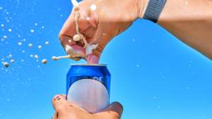 Est-ce que taper sur un soda peut vraiment l’empêcher d’exploser ?