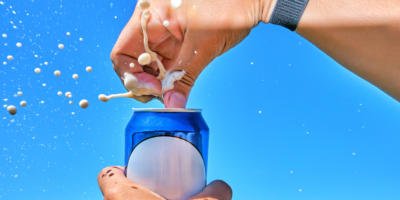 Est-ce que taper sur un soda peut vraiment l’empêcher d’exploser ?