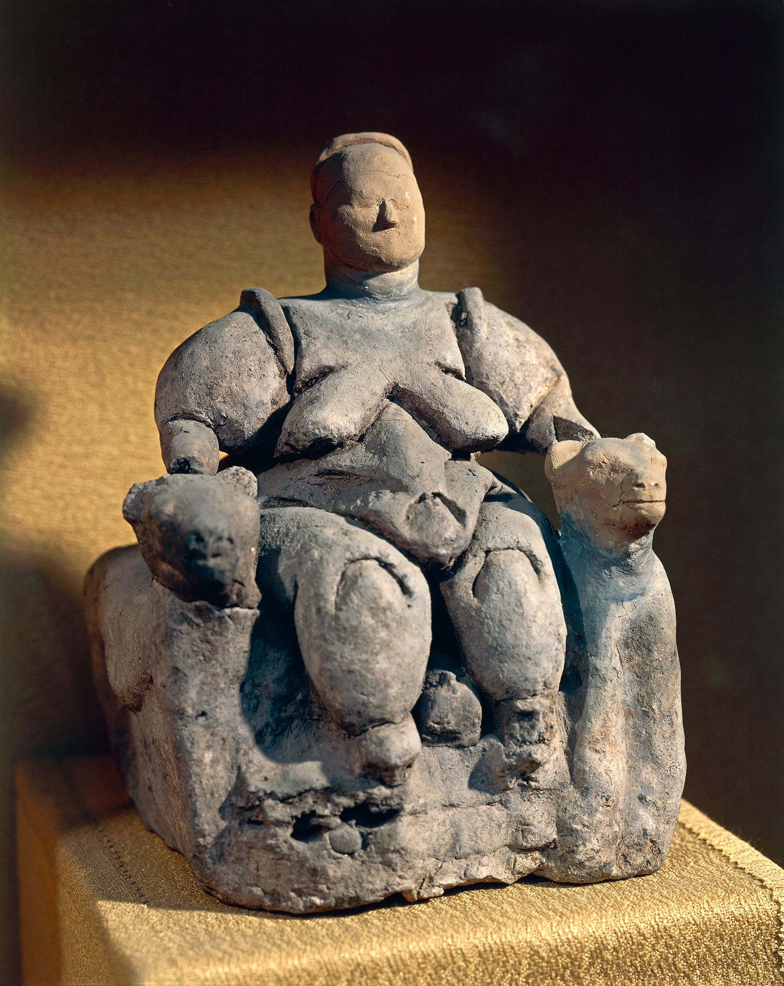 Un gros plan d'une statue féminine assise sur une chaise