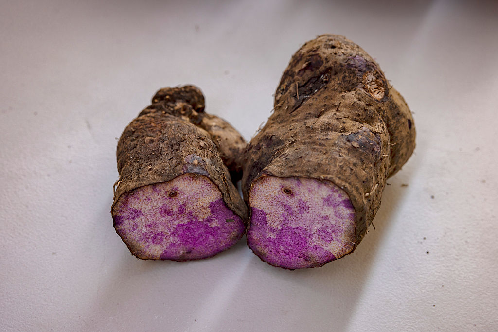 Un gros plan de deux moitiés ouvertes d'un tubercule violet