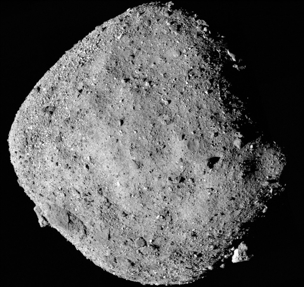 Un gros plan d'un astéroïde rocheux gris dans l'obscurité de l'espace