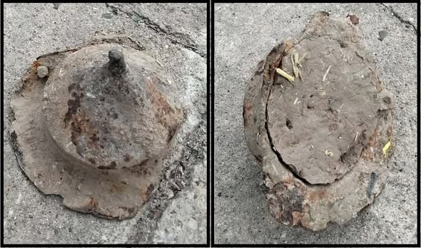 Un récipient en pierre en forme de cône est placé contre une surface en pierre.
