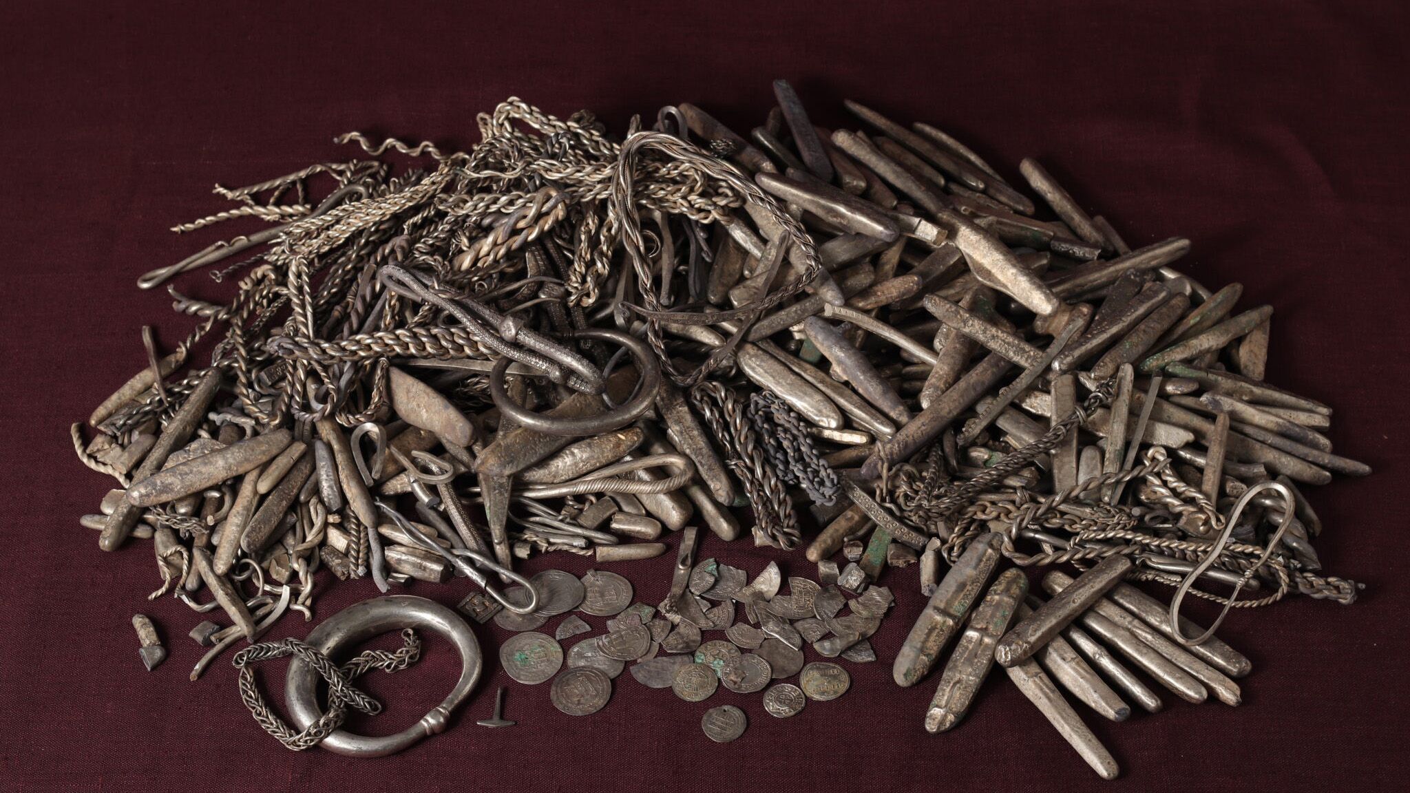 « La plus grande surprise de ma vie » : un propriétaire découvre dans son jardin le plus grand trésor d'argent de l'ère viking du Danemark