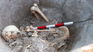 Un squelette vieux de 1 600 ans découvert dans une jarre géante en Bulgarie pourrait appartenir à Roman qui s'y cachait pour échapper à l'attaque ennemie
