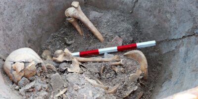 Un squelette vieux de 1 600 ans découvert dans une jarre géante en Bulgarie pourrait appartenir à Roman qui s&rsquo;y cachait pour échapper à l&rsquo;attaque ennemie