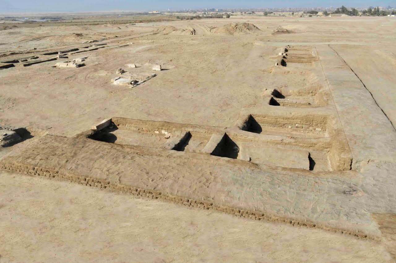 Une vue d'un site archéologique dans le désert.