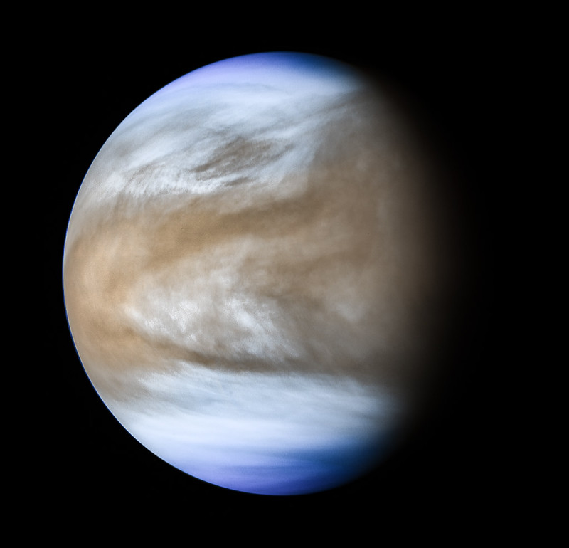 Une planète bleue et brune dans l’espace lointain.