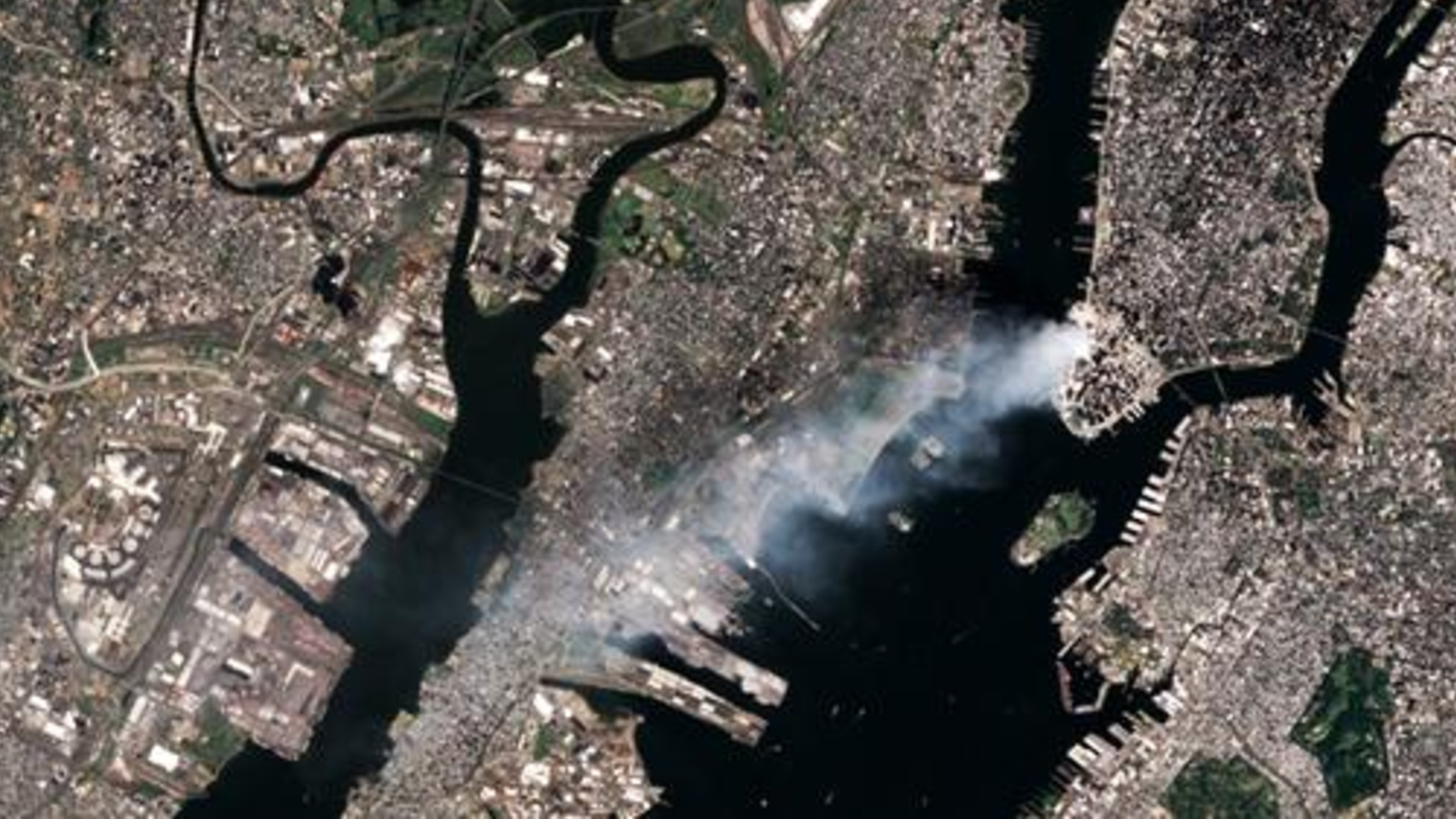 Une image satellite supplémentaire montrant de la fumée continuant de s'échapper de Ground Zero le 12 septembre.