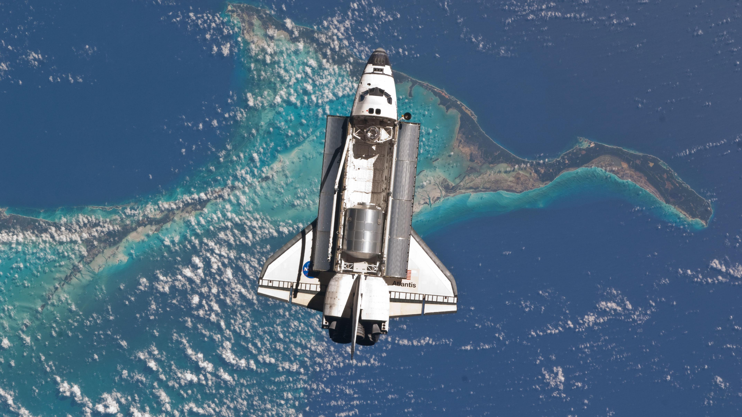 Photo d'une navette spatiale avec une soute ouverte au-dessus des Bahamas