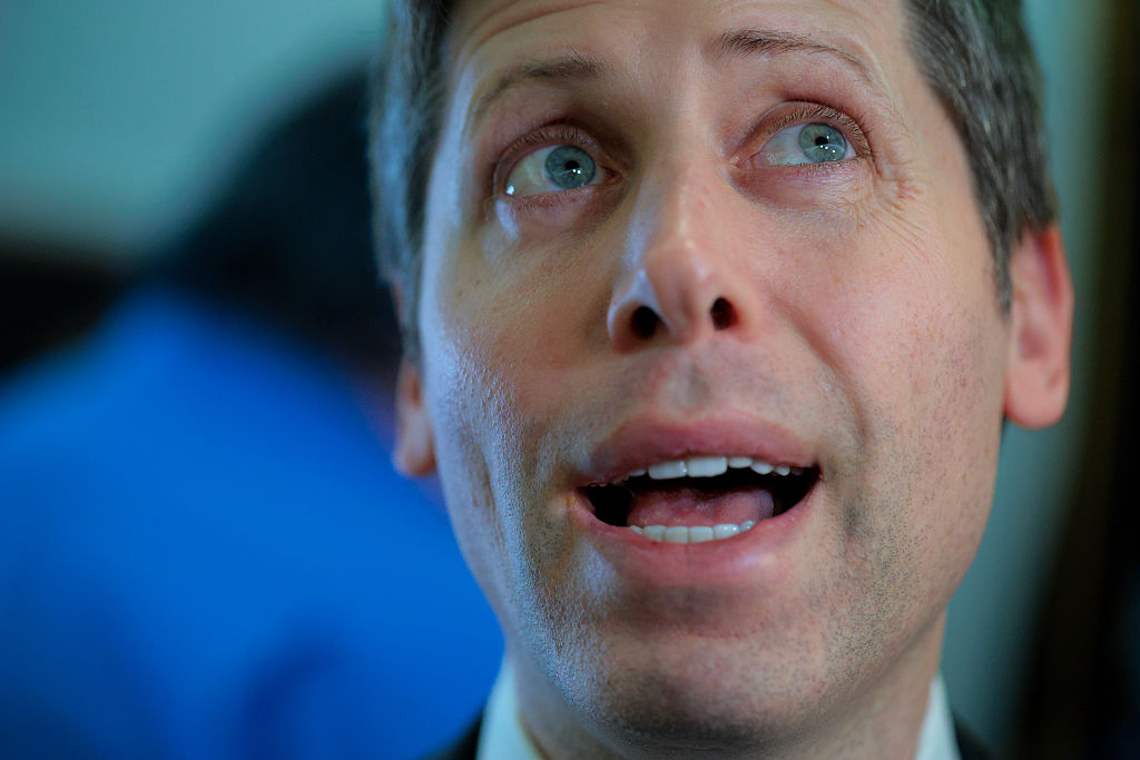 Sam Altman, PDG d'Open AI, s'entretient avec les journalistes après avoir rencontré le sénateur Bernie Sanders (I-VT) dans le bâtiment Dirksen du bureau du Sénat à Capitol Hill le 3 juin 2026 à Washington, DC.