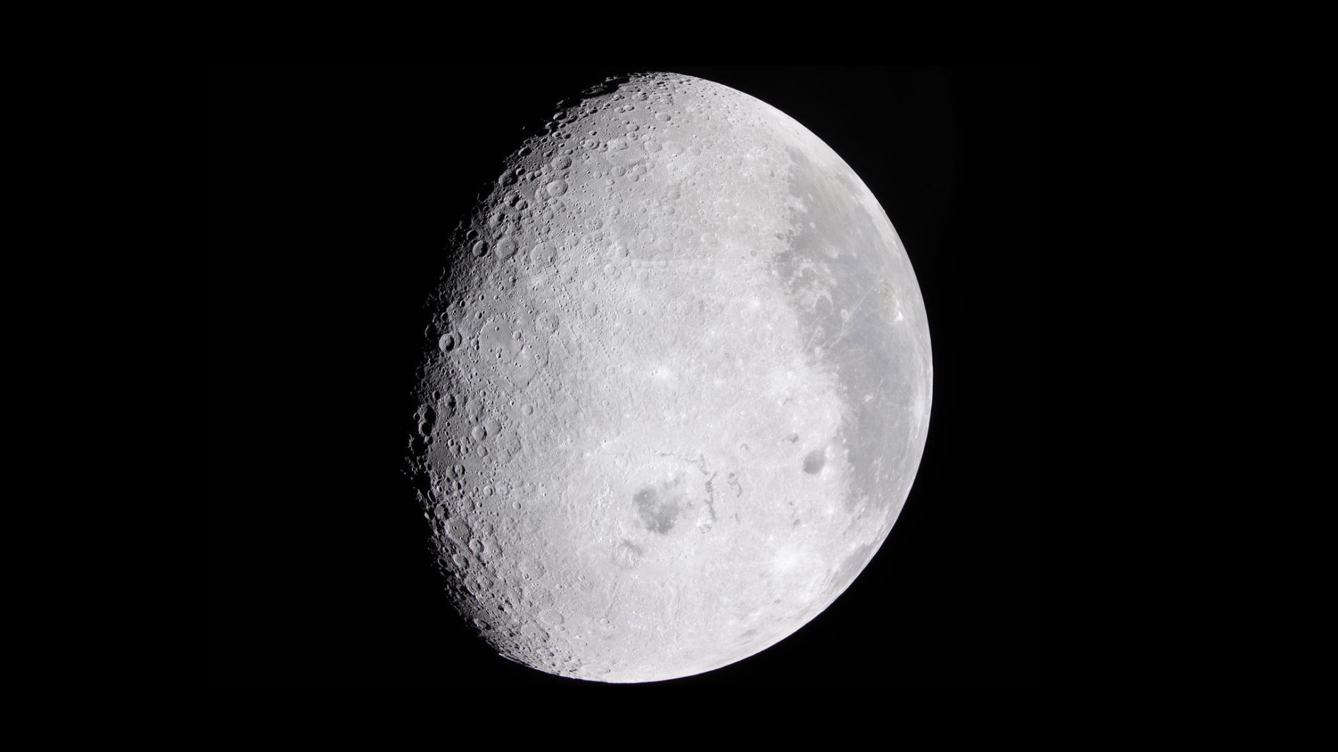 Au cours de la première période d'observation du survol lunaire, l'équipage d'Artemis II a capturé plus des deux tiers de la Lune, mettant en évidence les détails de la surface sur la face visible.