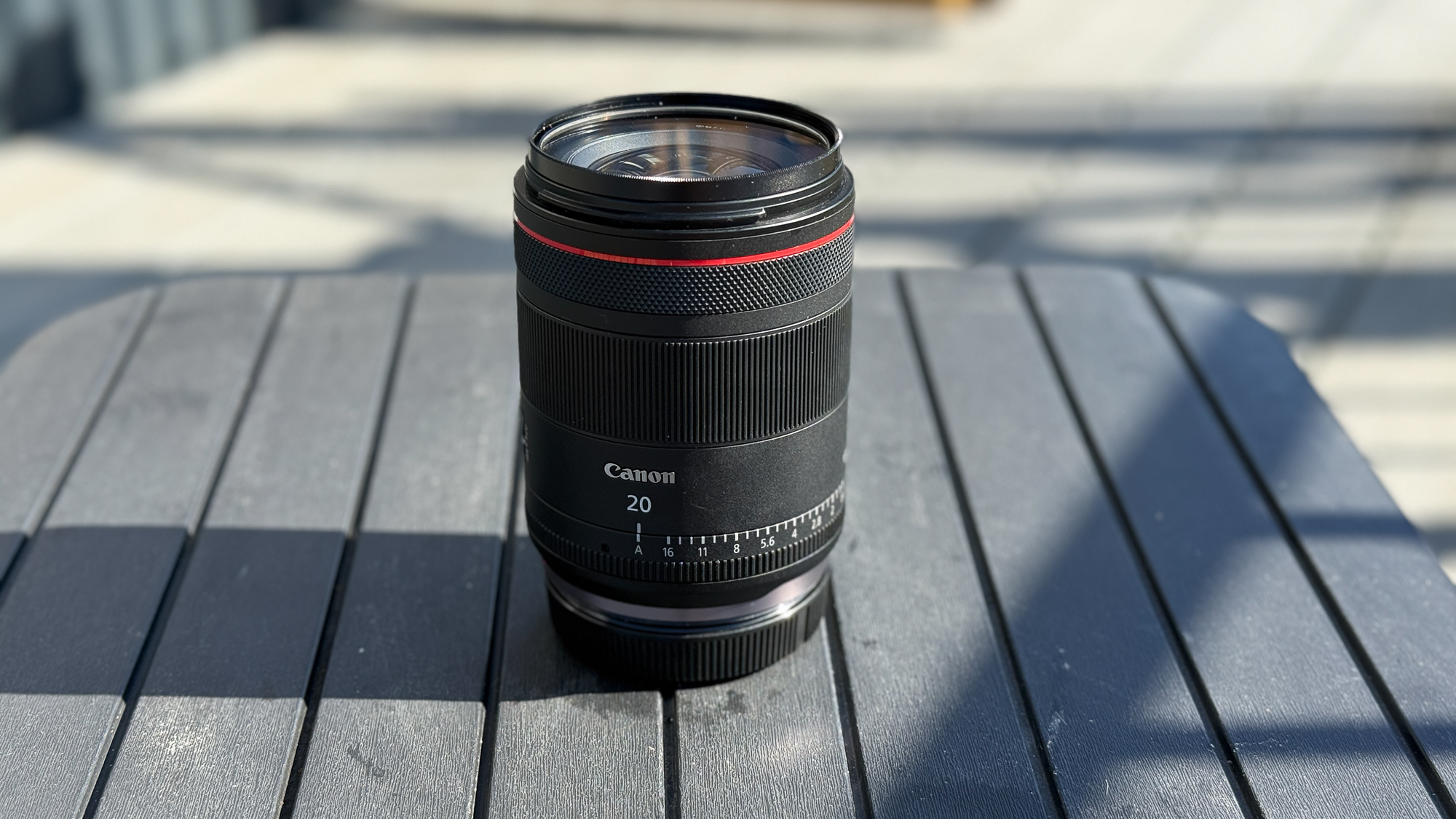 Canon RF 20mm f/1.4L VCM sur une table