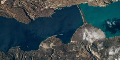 Un pont terrestre particulier sépare deux lacs colorés en Patagonie — La Terre depuis l&rsquo;espace