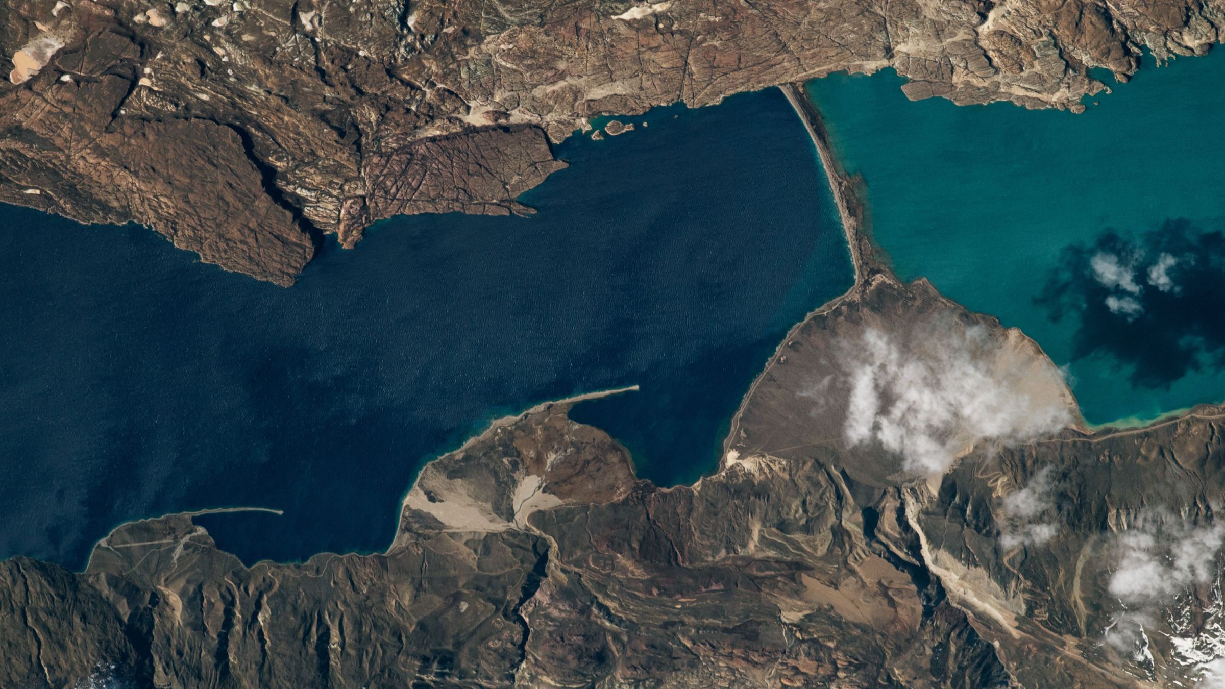 Un pont terrestre particulier sépare deux lacs colorés en Patagonie — La Terre depuis l'espace