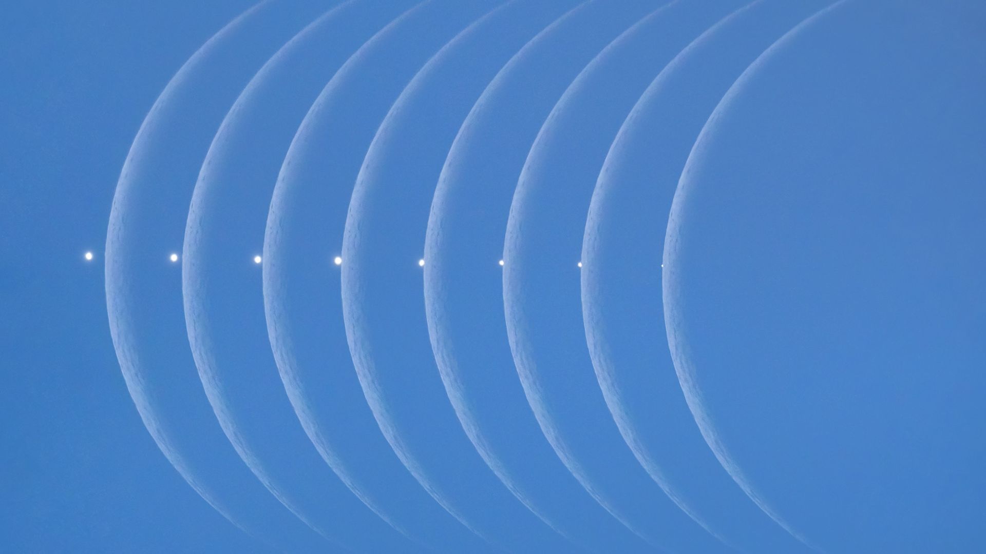 Une série de phases de lune sur un ciel bleu.