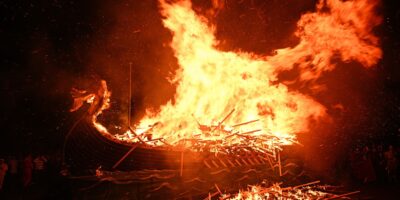 Les Vikings ont-ils vraiment tiré des flèches enflammées sur les bateaux funéraires ?