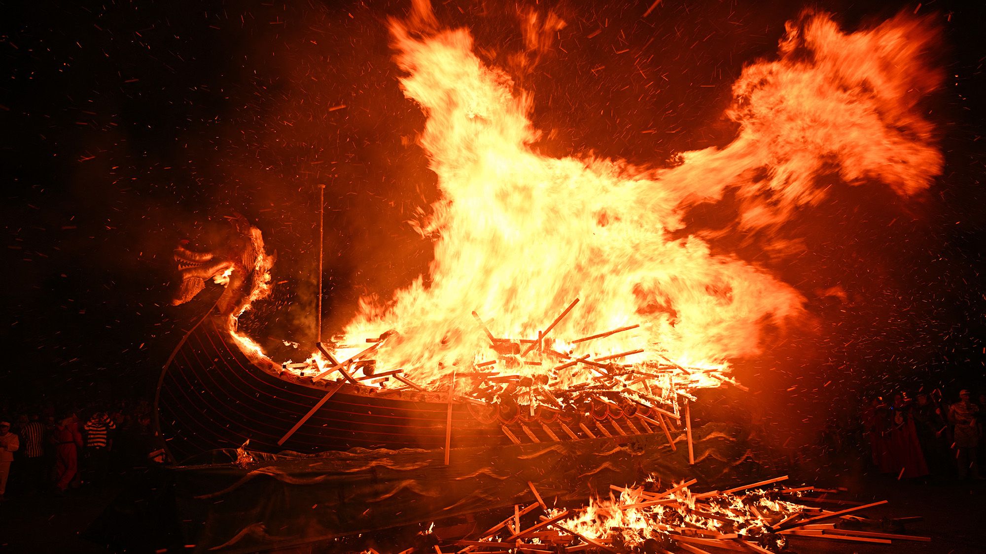 Les Vikings ont-ils vraiment tiré des flèches enflammées sur les bateaux funéraires ?