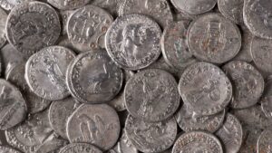 "Il y avait quelque chose de plus gros dans le sol ici" : un détecteur de métaux en Allemagne découvre un trésor géant datant de l'époque romaine de l'empereur Hadrien