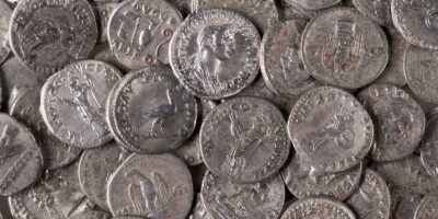 « Il y avait quelque chose de plus gros dans le sol ici » : un détecteur de métaux en Allemagne découvre un trésor géant datant de l&rsquo;époque romaine de l’empereur Hadrien