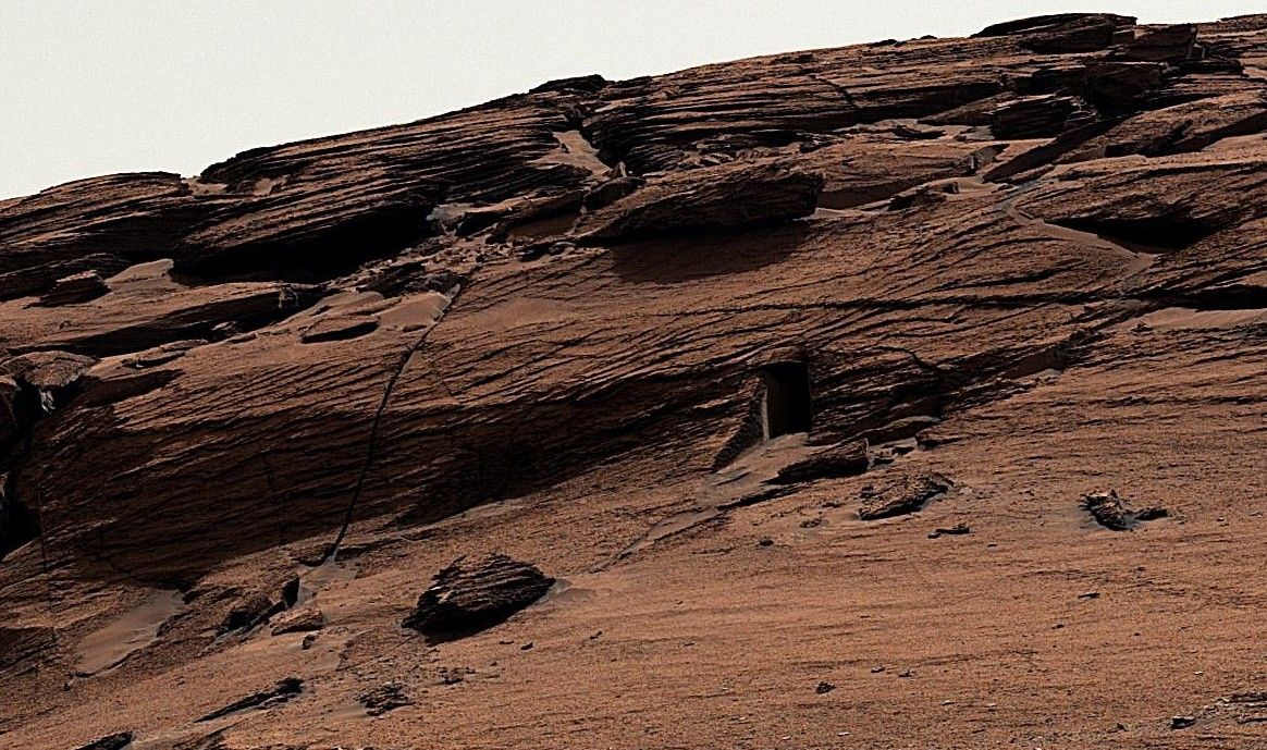Une formation rocheuse rouge à la surface de Mars.