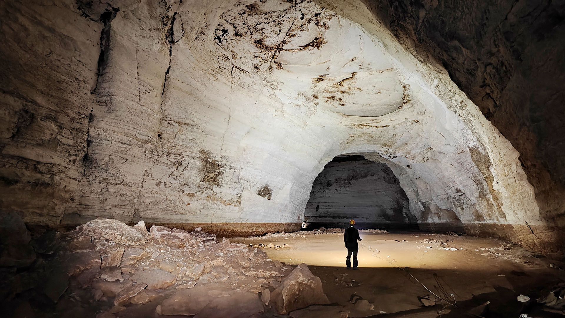 Une vue d'une grande grotte en pierre blanche.
