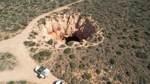 Des grottes géantes sous un gouffre révèlent l'origine de tranchées mystérieuses qui marquent la plaine de Nullarbor en Australie