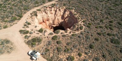 Des grottes géantes sous un gouffre révèlent l&rsquo;origine de tranchées mystérieuses qui marquent la plaine de Nullarbor en Australie