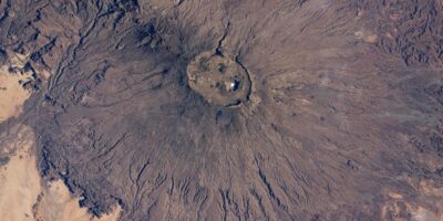 Une surprenante plaque de sel brille au sommet du plus haut sommet du Sahara — La Terre vue de l&rsquo;espace