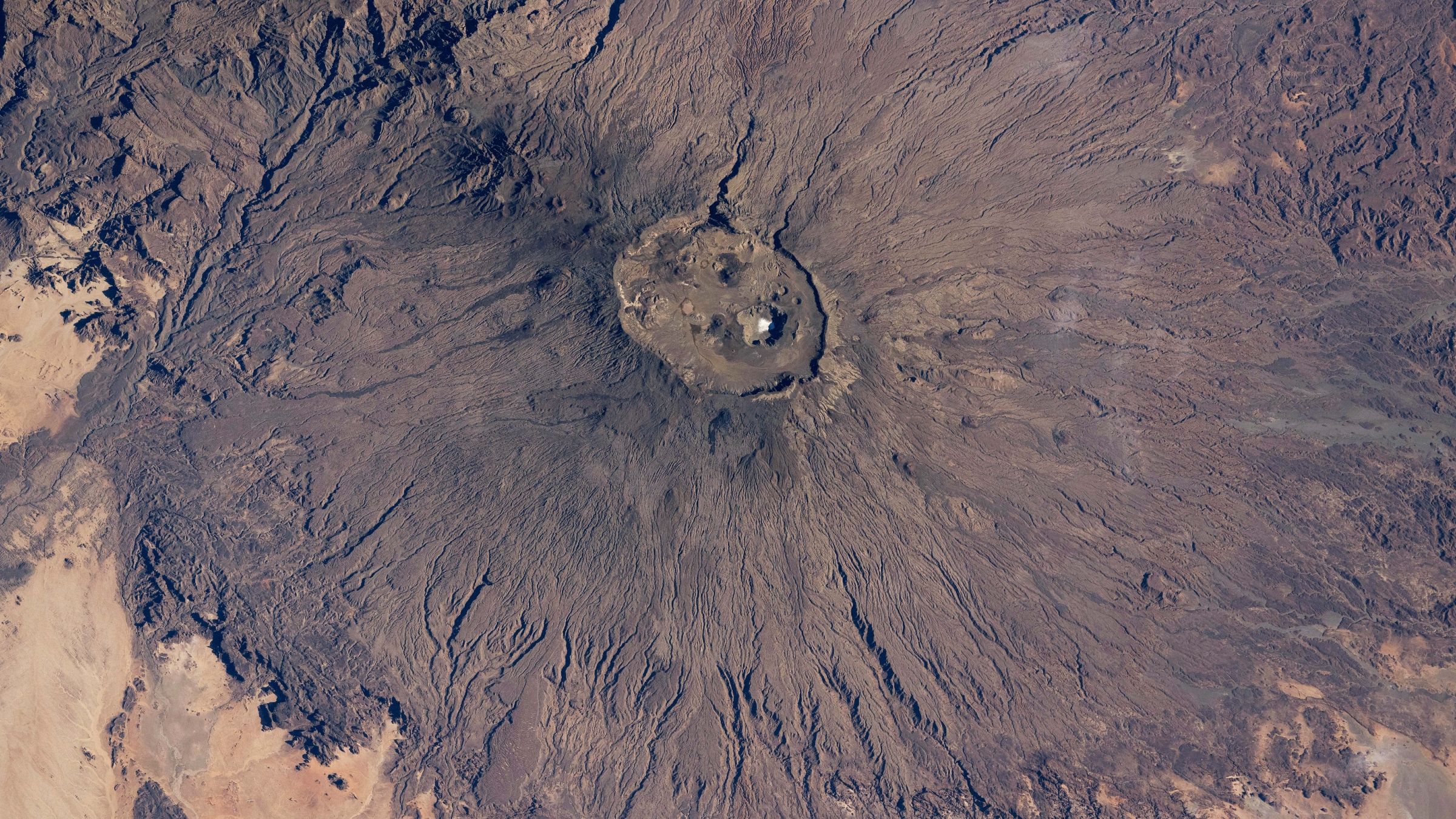 Une surprenante plaque de sel brille au sommet du plus haut sommet du Sahara — La Terre vue de l'espace