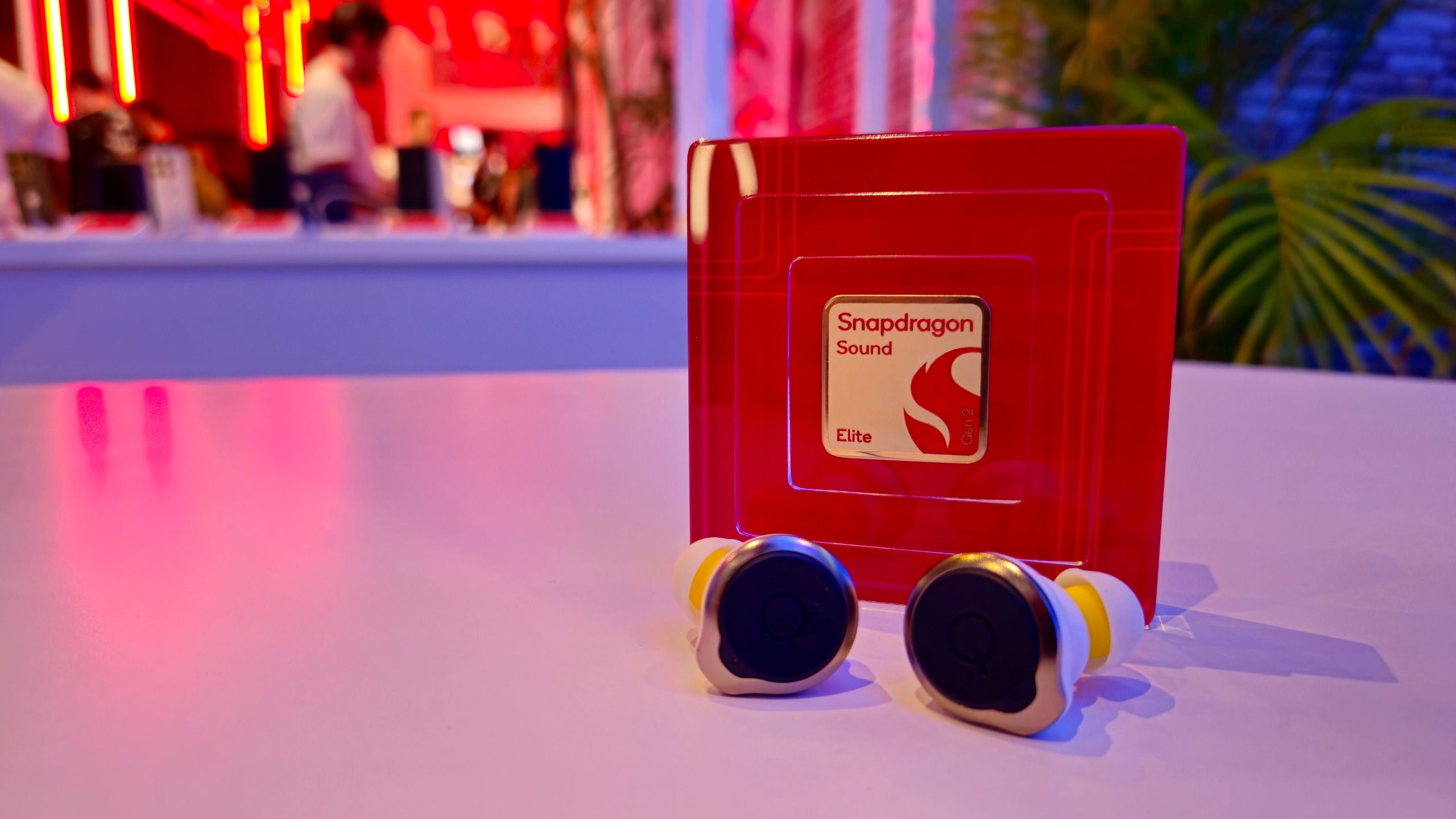 Un nouveau type de puce audio IA transforme les écouteurs en appareils « intelligents » toujours allumés qui fonctionnent sans smartphone. Comment ça marche ?