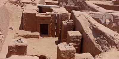 « Écoute, père ! » : une tombe vieille de 1 700 ans découverte en Égypte contient un poème en grec ancien et des sorts pour protéger les morts