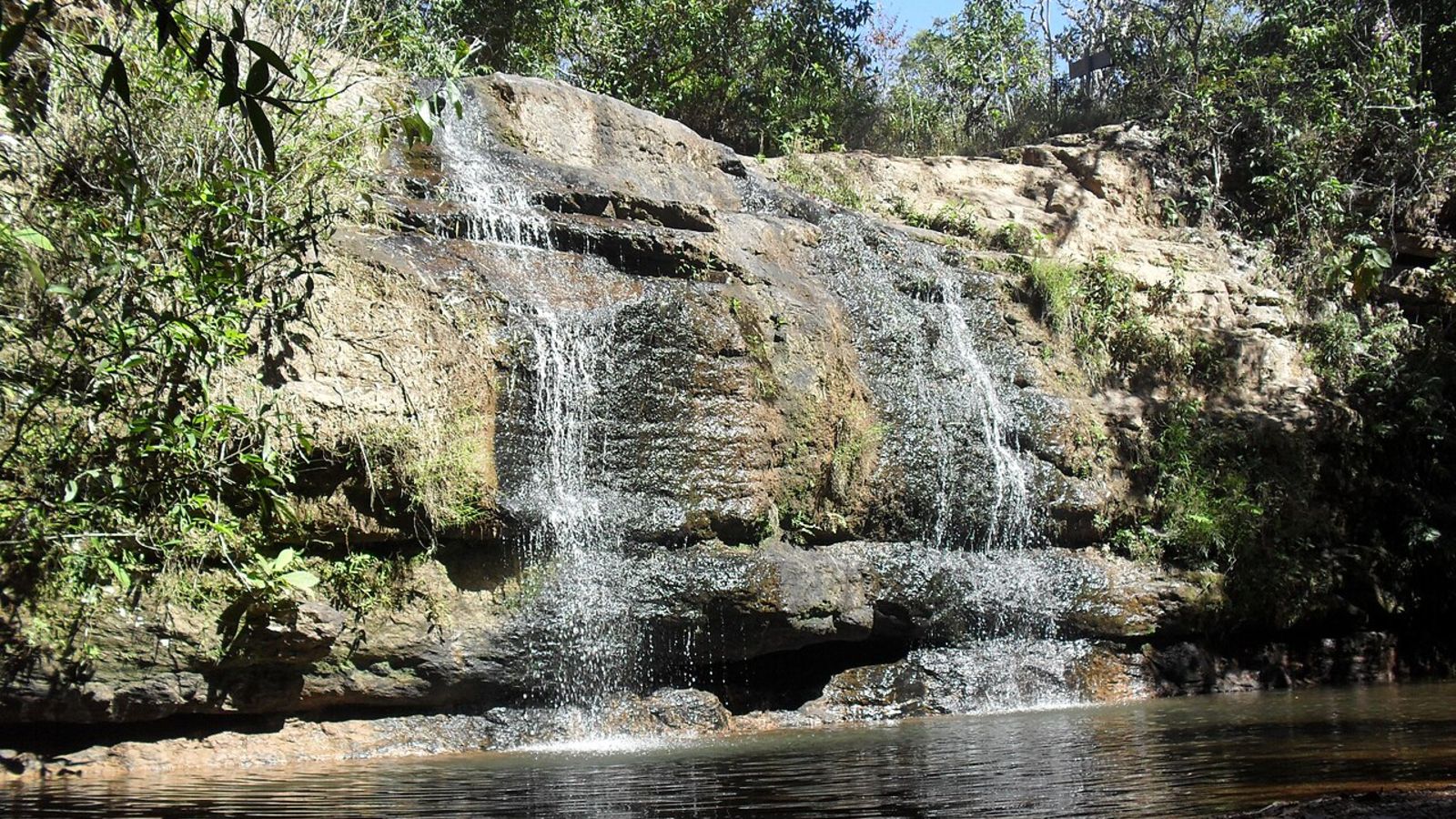 Une photo d'une cascade coulant sur le côté du dôme