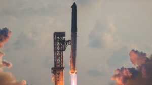 Le vaisseau spatial de SpaceX atteint son orbite pour la première fois, puis revient plus tôt et explose dans une explosion enflammée