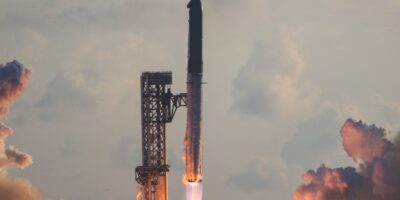 Le vaisseau spatial de SpaceX atteint son orbite pour la première fois, puis revient plus tôt et explose dans une explosion enflammée