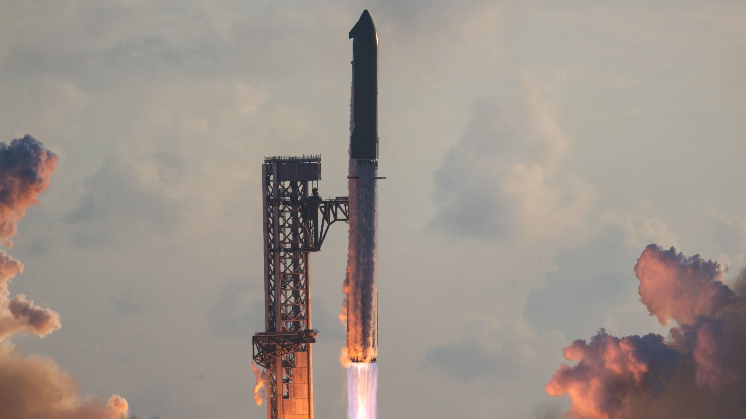 Le vaisseau spatial de SpaceX atteint son orbite pour la première fois, puis revient plus tôt et explose dans une explosion enflammée
