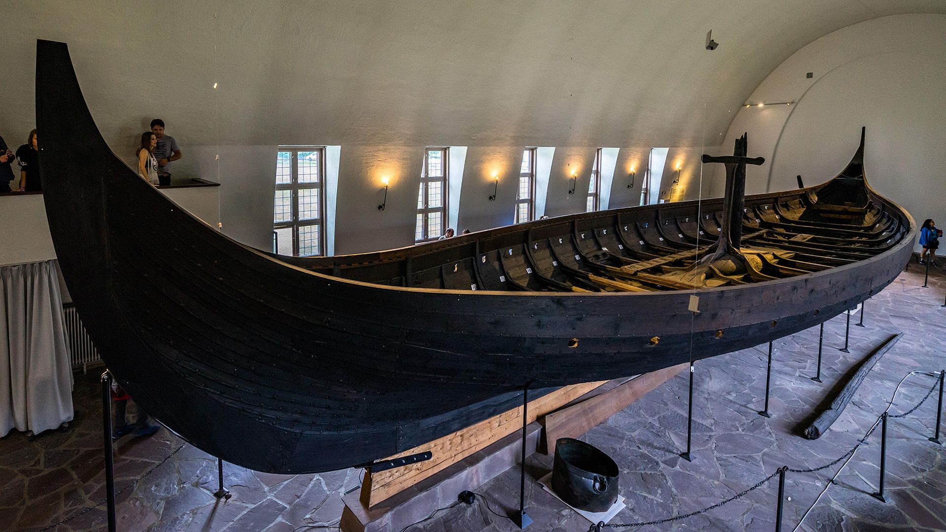 Un bateau viking est exposé dans un musée.